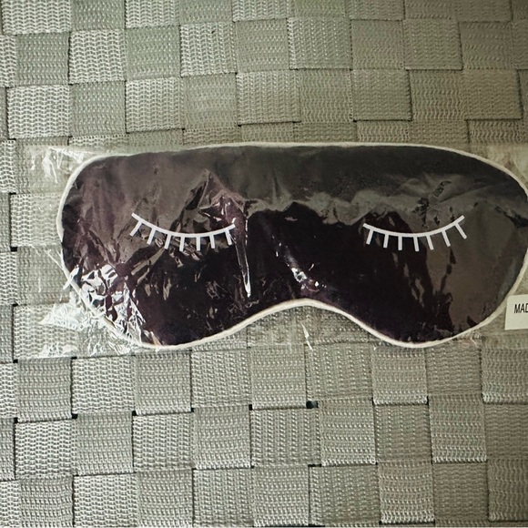 Lively "Hit Snooze" Sleep Mask - Picture 4 of 4